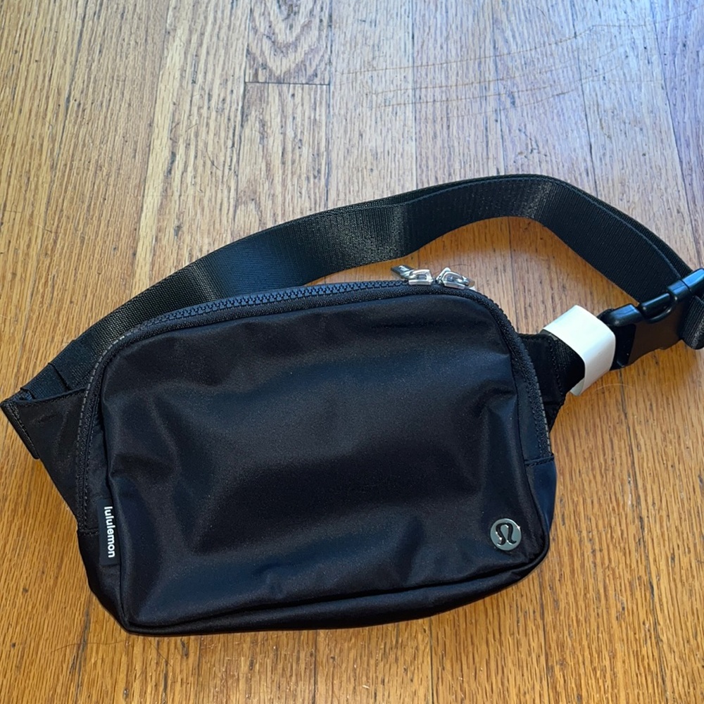 NWT 🖤 Lululemon- Black- Everywhere Belt Bag Large